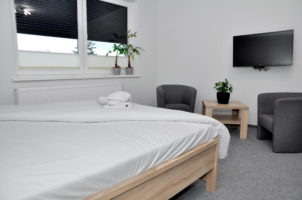 Pokoje, Apartamenty, Restauracja Marcus Оборники Екстериор снимка