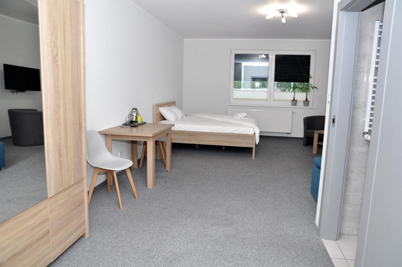 Pokoje, Apartamenty, Restauracja Marcus Оборники Екстериор снимка