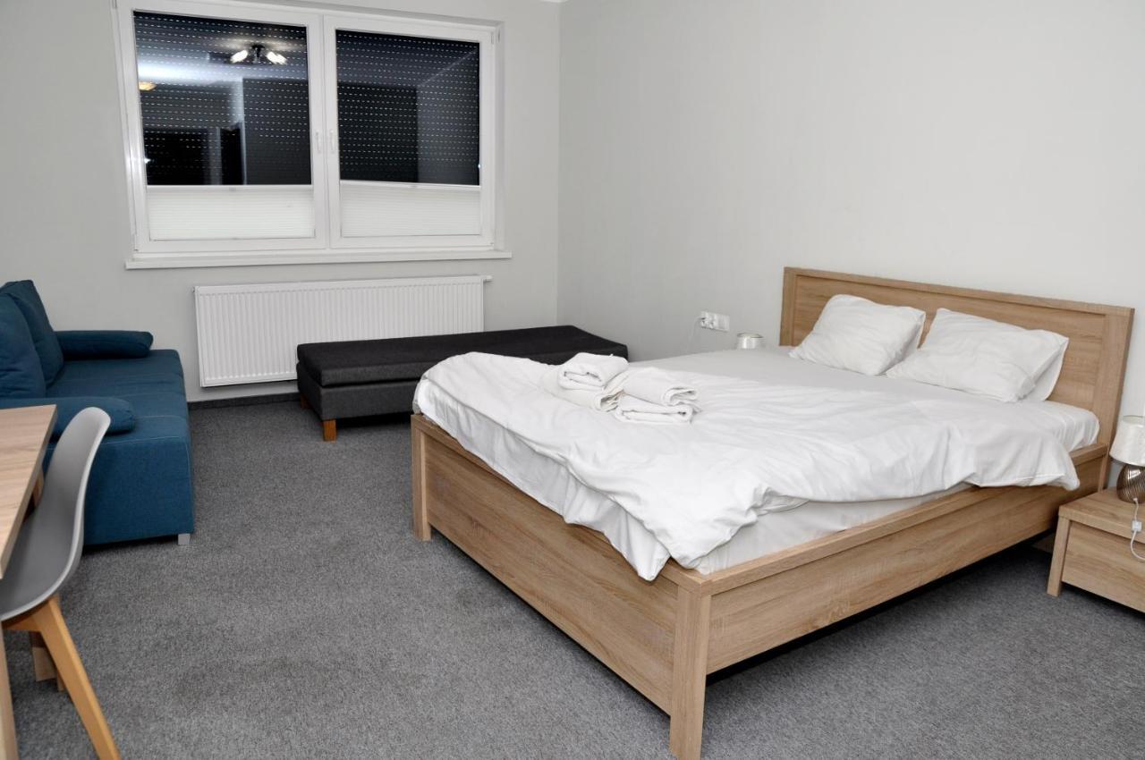 Pokoje, Apartamenty, Restauracja Marcus Оборники Екстериор снимка