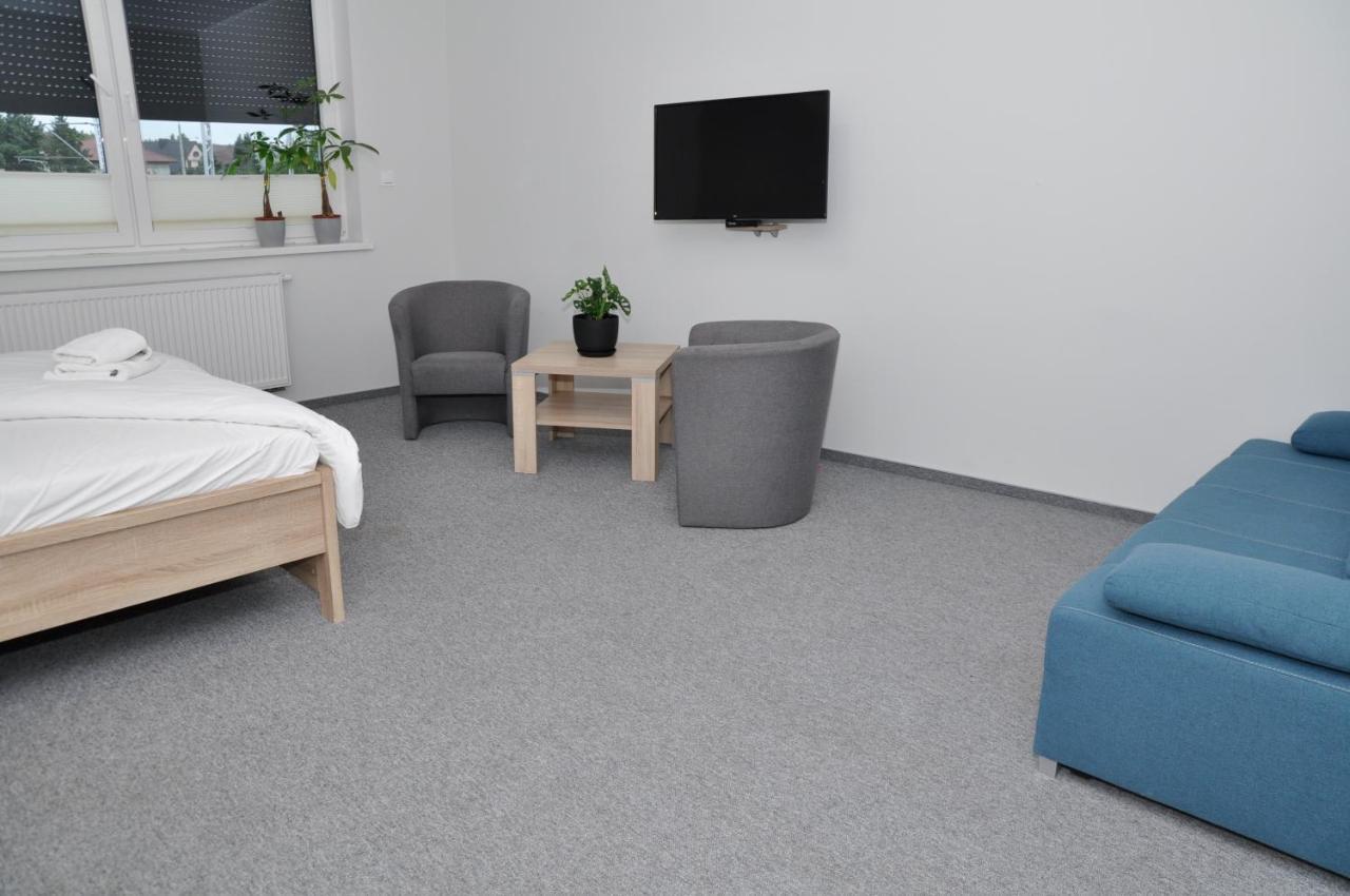 Pokoje, Apartamenty, Restauracja Marcus Оборники Екстериор снимка