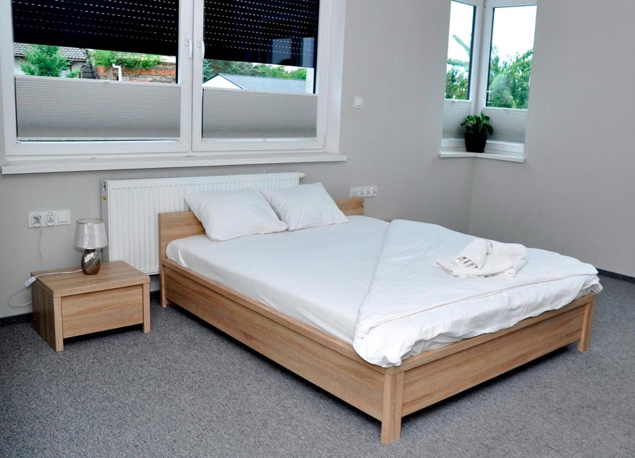 Pokoje, Apartamenty, Restauracja Marcus Оборники Екстериор снимка