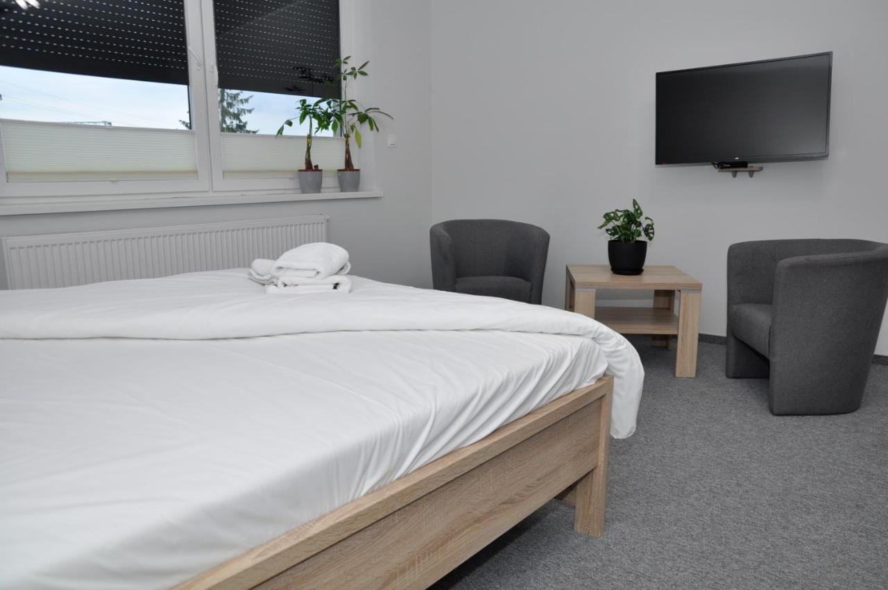 Pokoje, Apartamenty, Restauracja Marcus Оборники Екстериор снимка