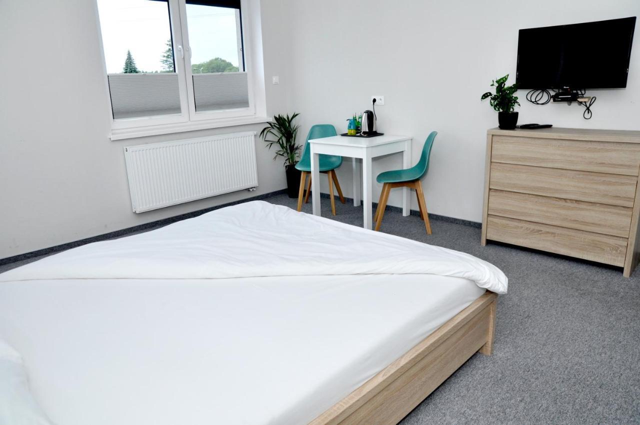 Pokoje, Apartamenty, Restauracja Marcus Оборники Екстериор снимка
