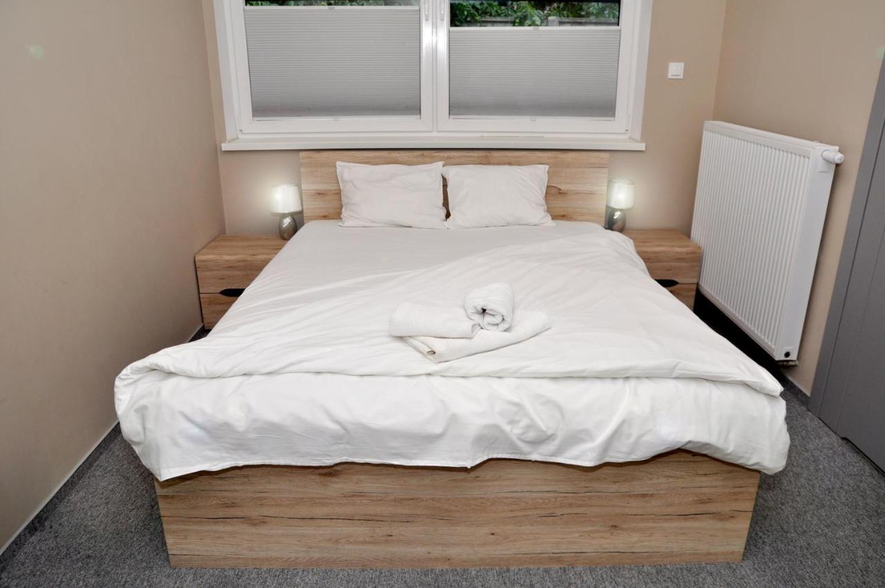 Pokoje, Apartamenty, Restauracja Marcus Оборники Екстериор снимка